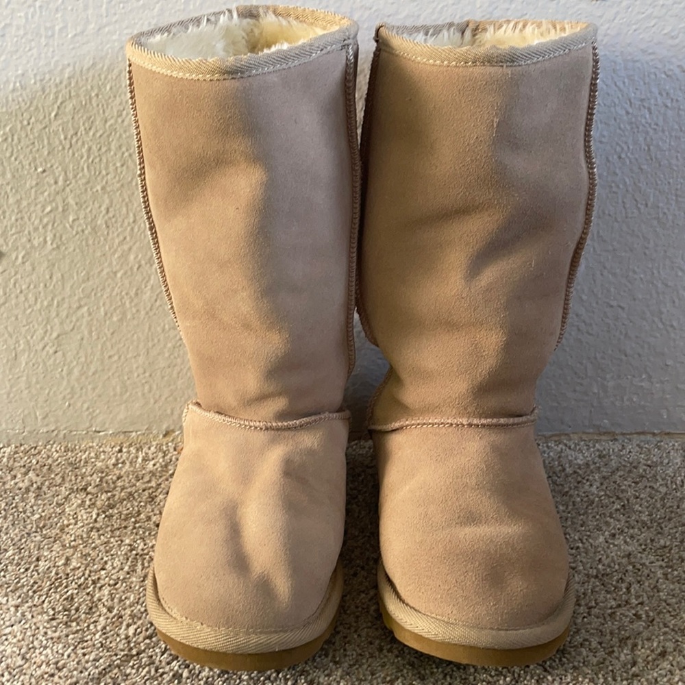 Tall Ugg boots size W6